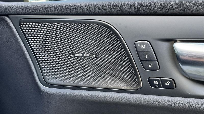 Volvo V60 T6 AWD Ultra Dark // REZERVACE - fotka 13 z 36