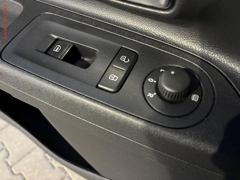 Volkswagen up! (2012) 1.0 MPi, AC, výhřev sed - fotka 11 z 13