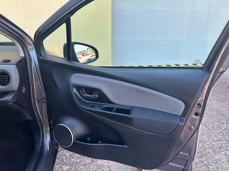 Toyota Yaris 1.5 Hybrid/Kamera/1MAJ/74kW - fotka 22 z 34