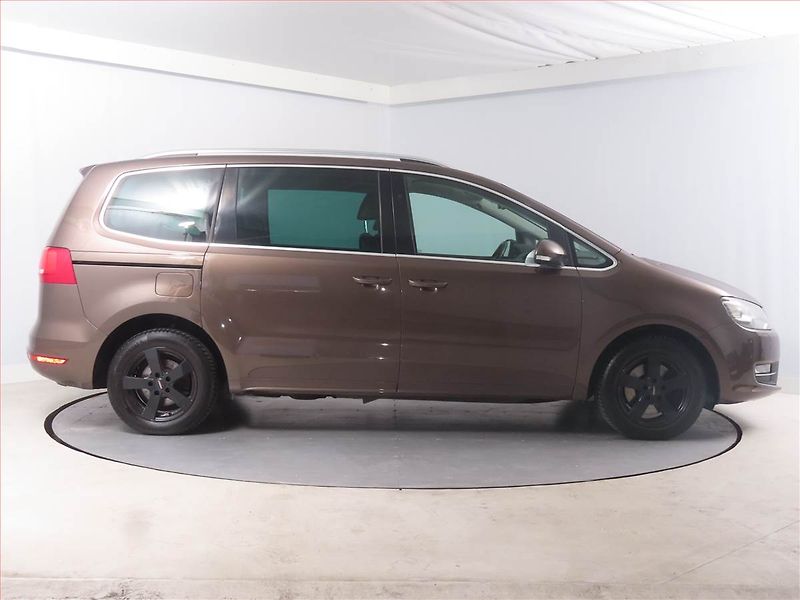 Volkswagen Sharan (2011) Highline 2.0 TDI, 4X4, 7 míst - fotka 6 z 18