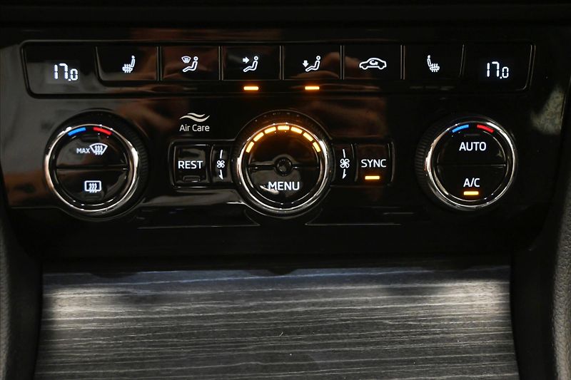 Škoda Superb 2,0 TDI 110 kW DSG Style Záruk - fotka 21 z 32