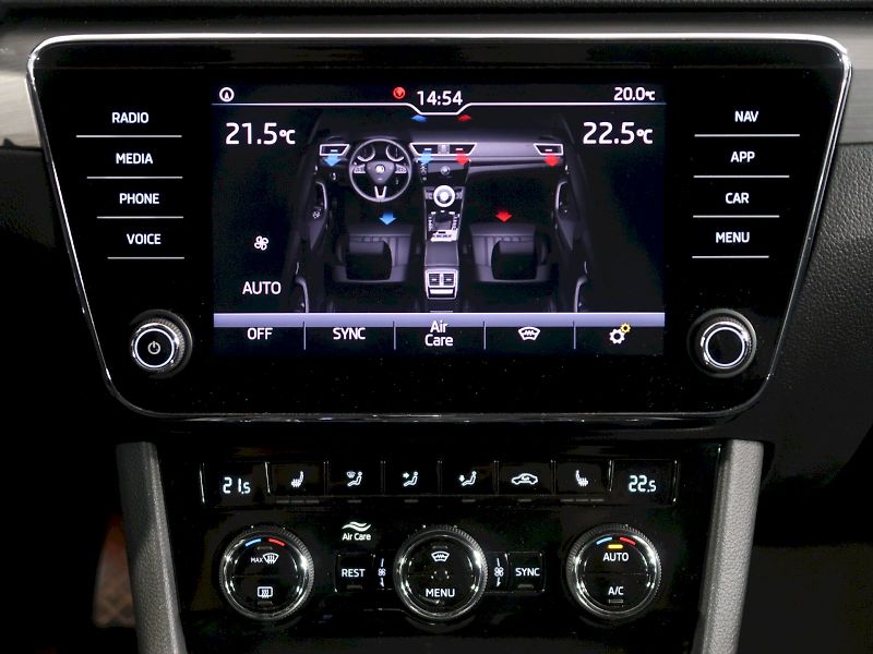 Škoda Superb (2019) STYLE 2.0TDI 140KW DSG 4x4 MAT - fotka 20 z 34
