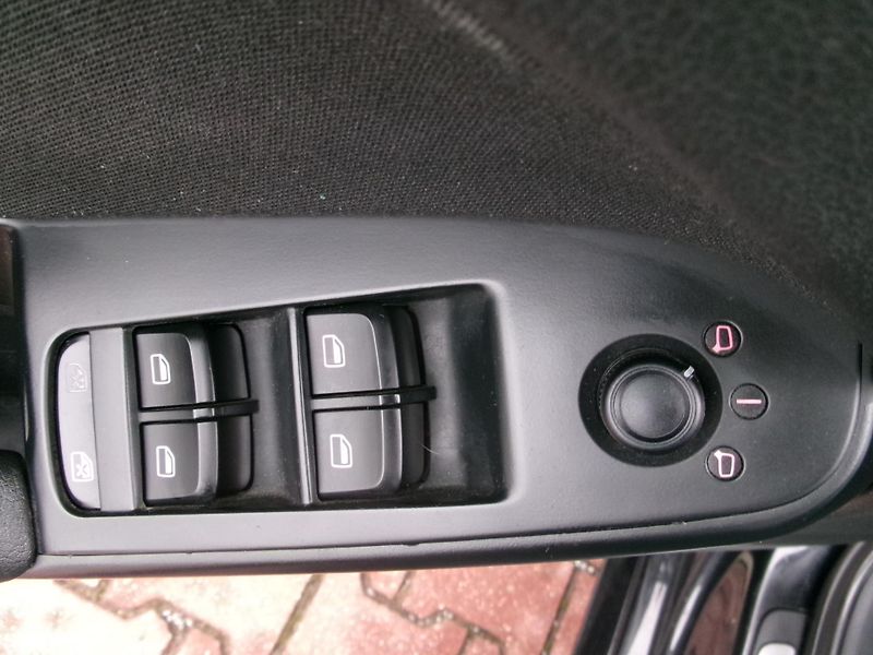 Audi A4 (2008) 2,0TDI AC TEMP VÝHŘEV ALU - fotka 21 z 31