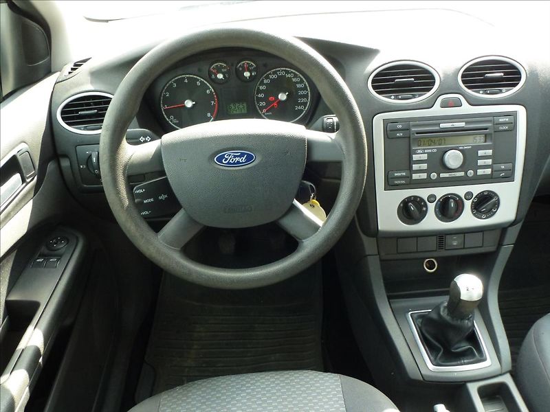 Ford Focus 1,6 16V NOVÁ STK - fotka 31 z 48