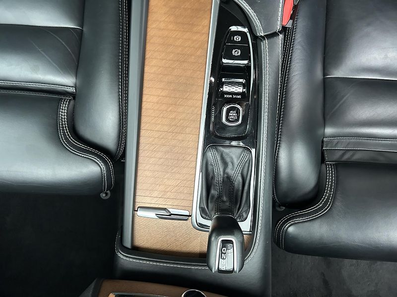 Volvo XC90 2.0 D5 4x4 Inscription - fotka 18 z 35