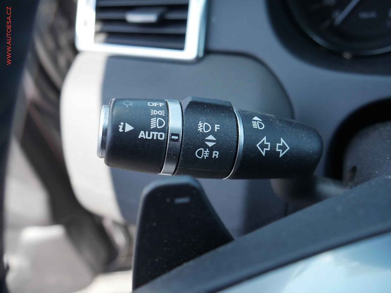 Land Rover Discovery Sport (2016) 2.0 TD4 4x4, AT, kůže, bixen - fotka 17 z 20