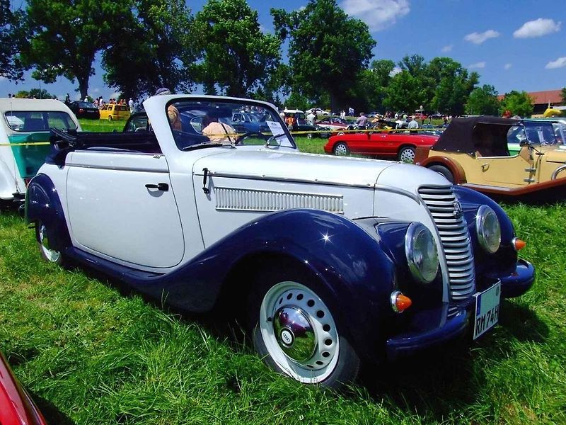 Vozy DKW F8 se v německém Zwickau vyráběly ve dvou časových etapách. Před II. světovou válkou a po jejím skončení. To už ale jako značka IFA.