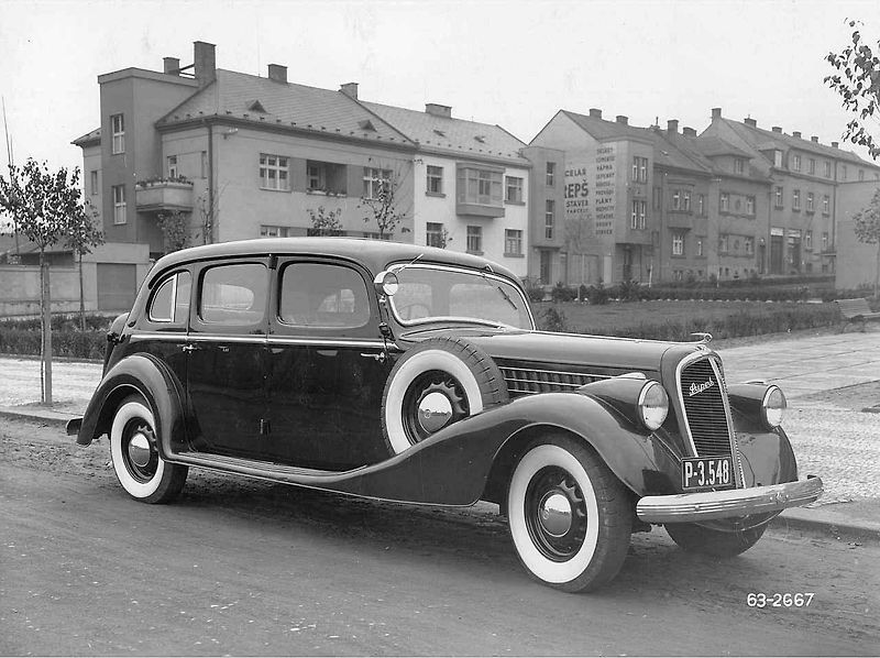 Škoda Favorit a Škoda Superb.