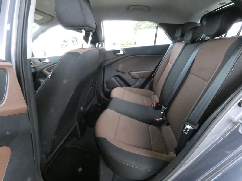 Hyundai i20 1,2 /55kW - fotka 25 z 30