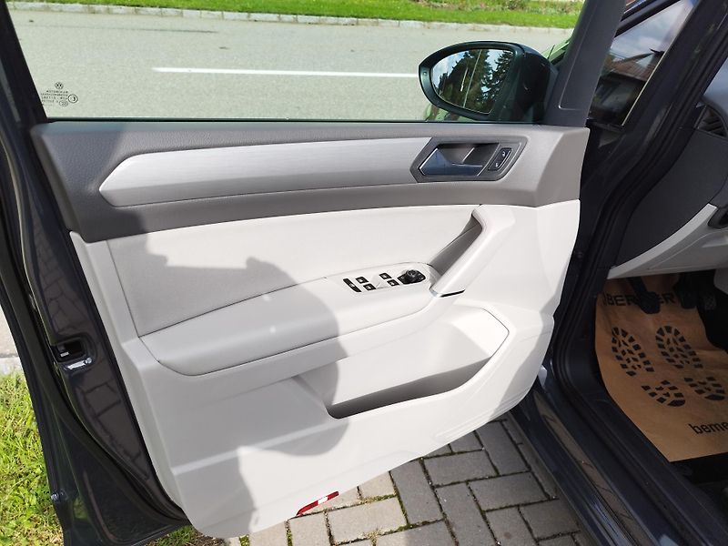 Volkswagen Touran 1,6 TDI  - fotka 8 z 29