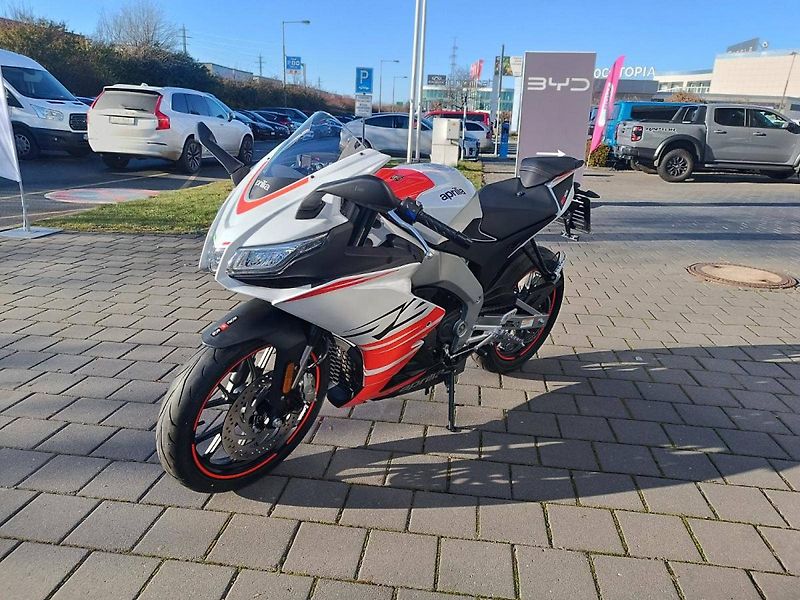 Aprilia RS 125 (2025) Kingsnake White (sleva 10.000. - fotka 4 z 11