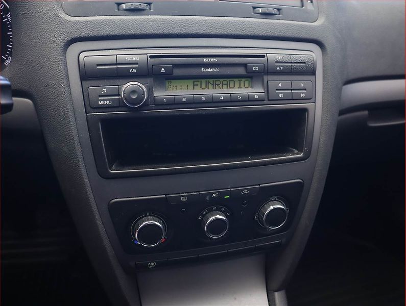 Škoda Octavia (2012) 1.6, Serv.kniha, Tempomat - fotka 12 z 16