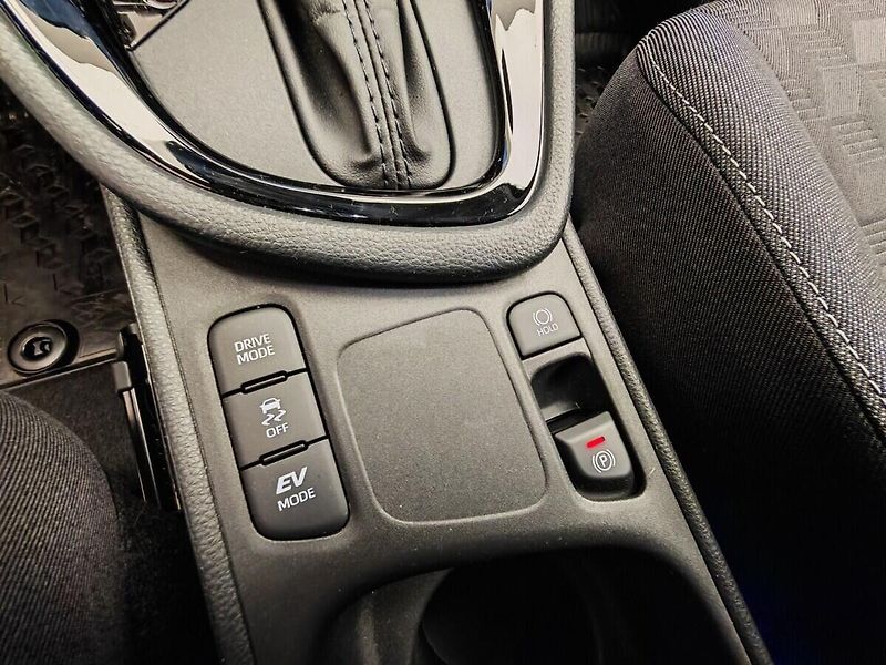 Toyota Yaris 1.5 Hybrid e-CVT Style - fotka 33 z 35