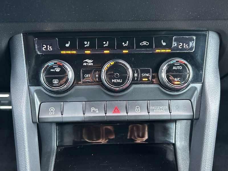Škoda Karoq (2022) 1.5 TSI 7DSG Sportline - fotka 32 z 35