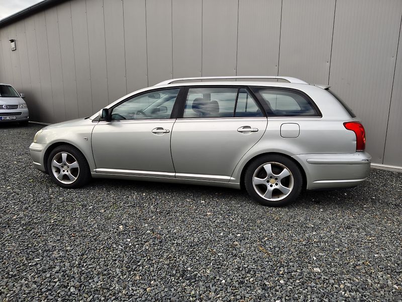 Toyota Avensis 2.4i   AUTOMAT - fotka 3 z 17