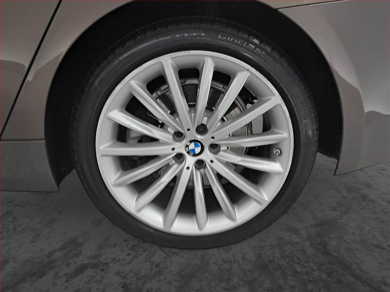 BMW Řada 5 (2018) Luxury Line 530i xDrive - fotka 15 z 19