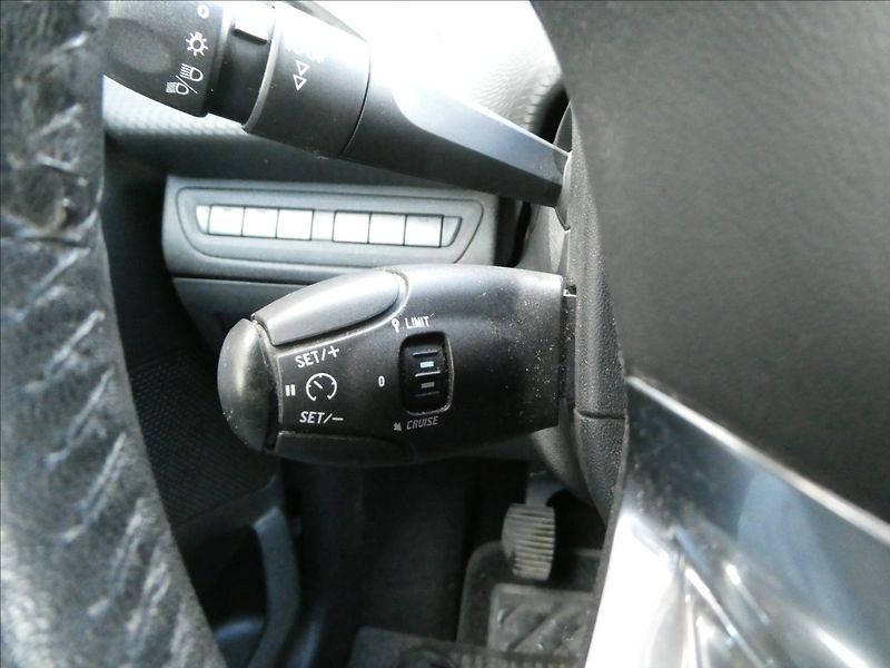 Peugeot 2008 1,2 PureTech 60kW - fotka 33 z 38