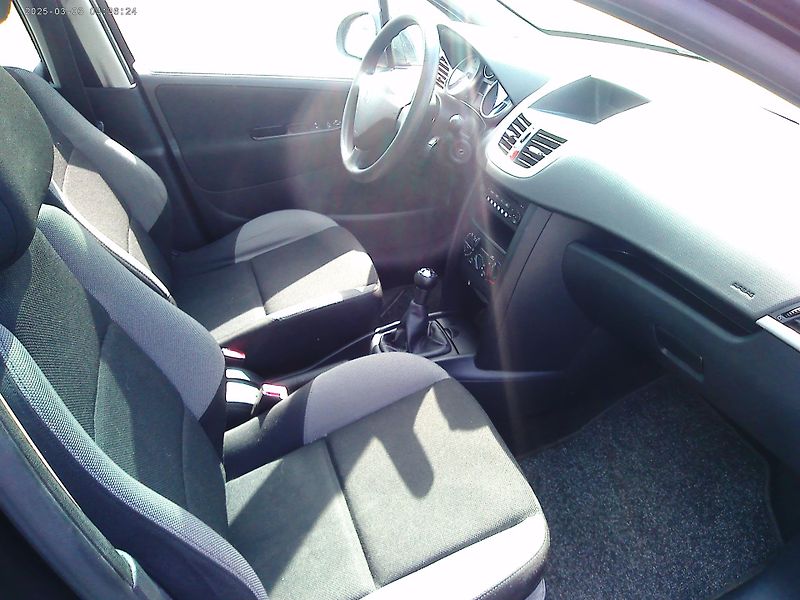 Peugeot 207 1.4i, 70 kW, klimatizace - fotka 12 z 25