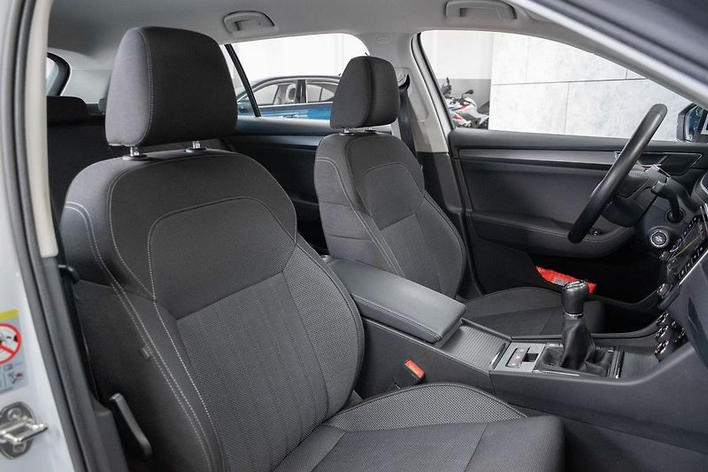 Škoda Superb 2.0 TDI REZERVACE - fotka 11 z 43