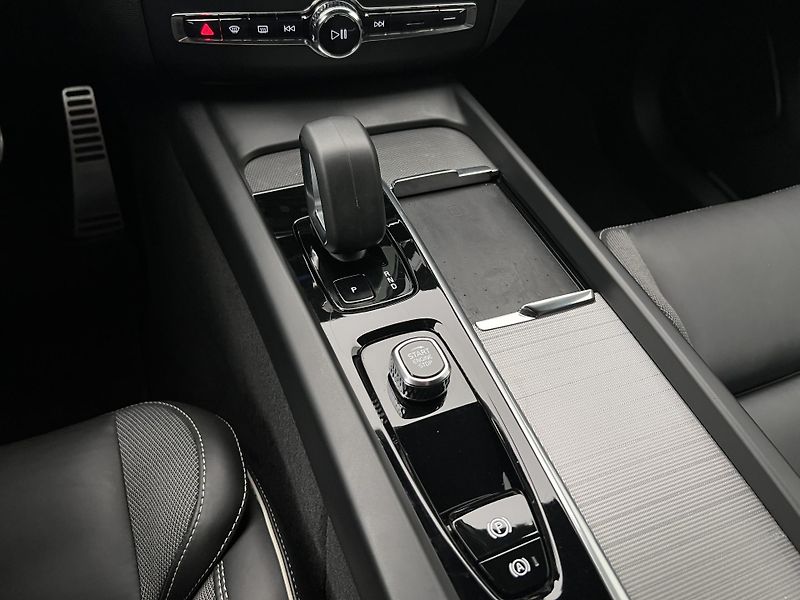 Volvo XC60 B4 AWD R-DESIGN AUT CZ - fotka 27 z 45