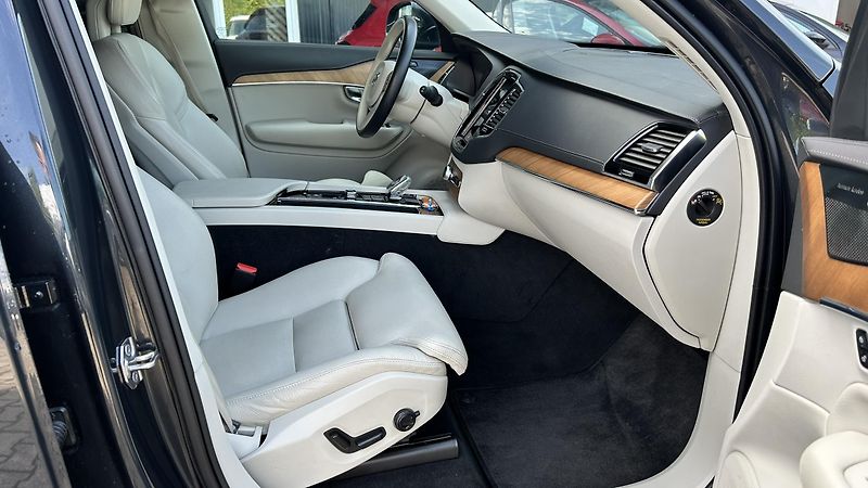 Volvo XC90 2.0D B5 AWD Inscription - fotka 12 z 16