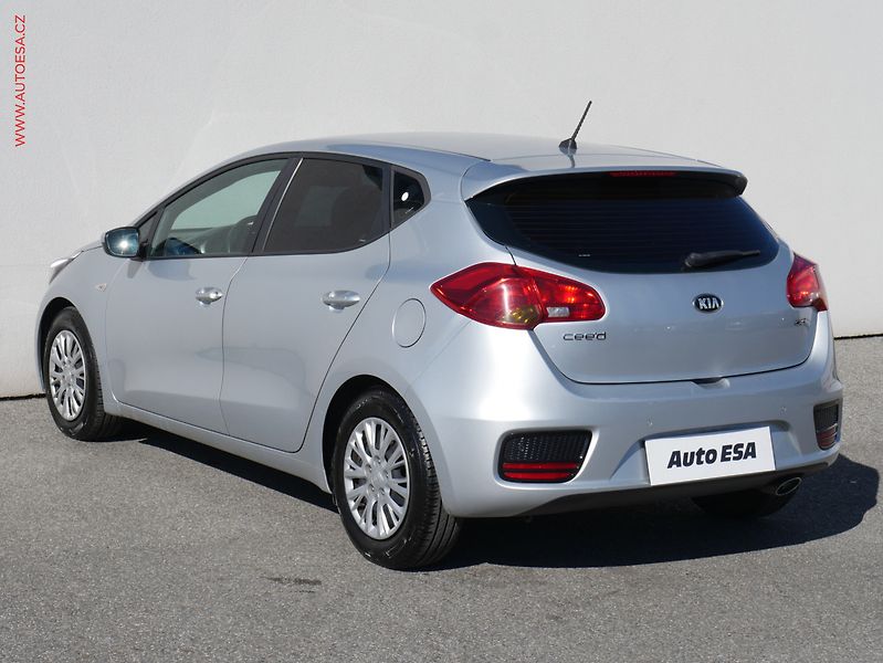 Kia Ceed (2017) 1.6 CRDi, ČR, AC, výhřev sed - fotka 4 z 22