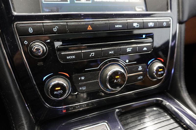 Jaguar XJ (2012) XJ  3,0D V6 AUTOMAT - fotka 24 z 39