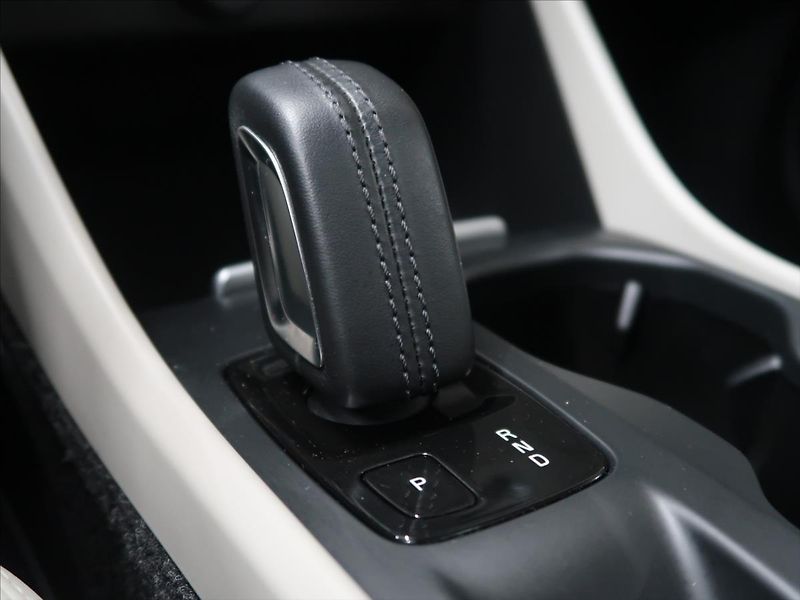 Volvo XC40 2,0 D4 AWD MOMENTUM CZ - fotka 27 z 39