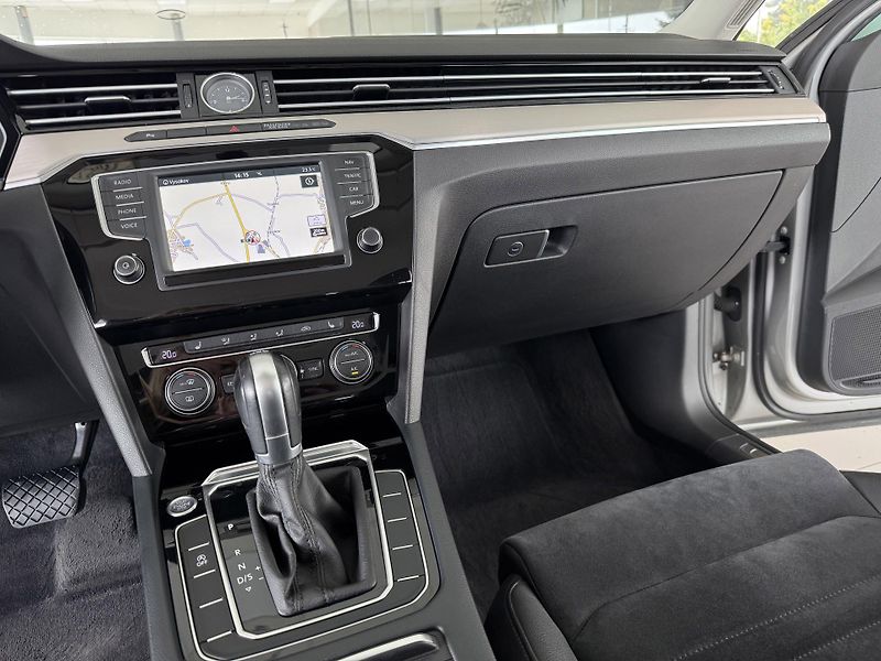 Volkswagen Passat 2,0TDI DSG*Highline*REZERVACE! - fotka 18 z 32