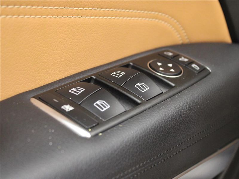 Mercedes-Benz Třídy E 2,0 Cabrio E 200 7G-tronic - fotka 14 z 32