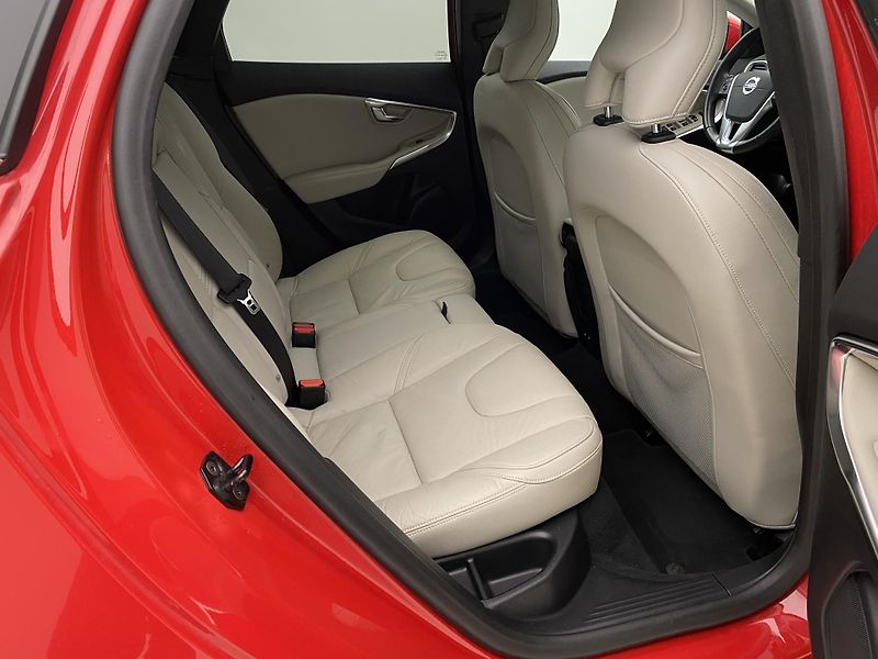 Volvo V40 D4 SUMMUM AUT CZ REZERVACE - fotka 5 z 45