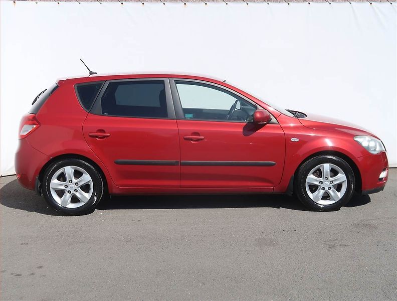 Kia Ceed (2011) 1.4 CVVT, ČR,1.maj, Serv.kniha - fotka 6 z 17