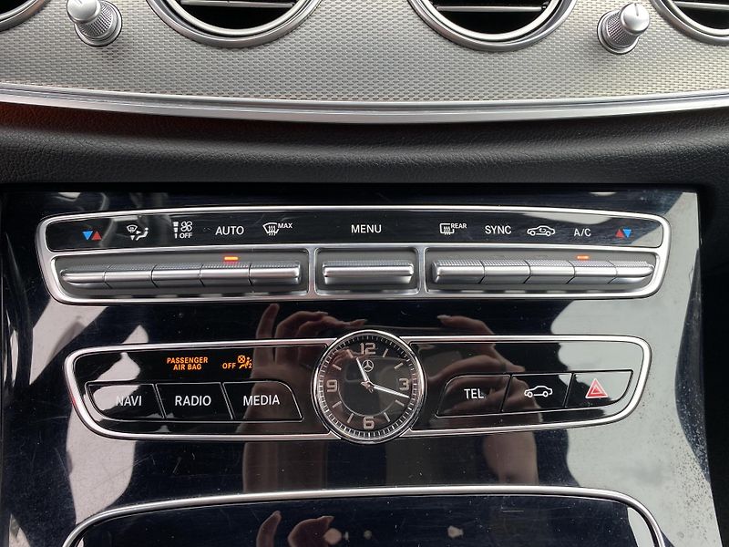 Mercedes-Benz Třídy E E 220d 4M AMG - fotka 19 z 23