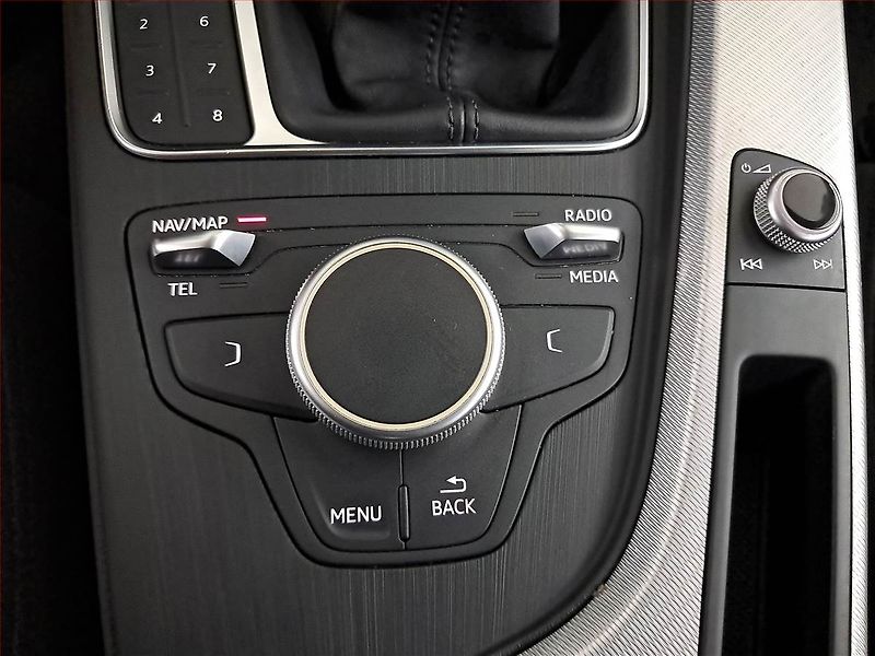 Audi A4 (2016) 2.0 TDI, Tempomat - fotka 17 z 23