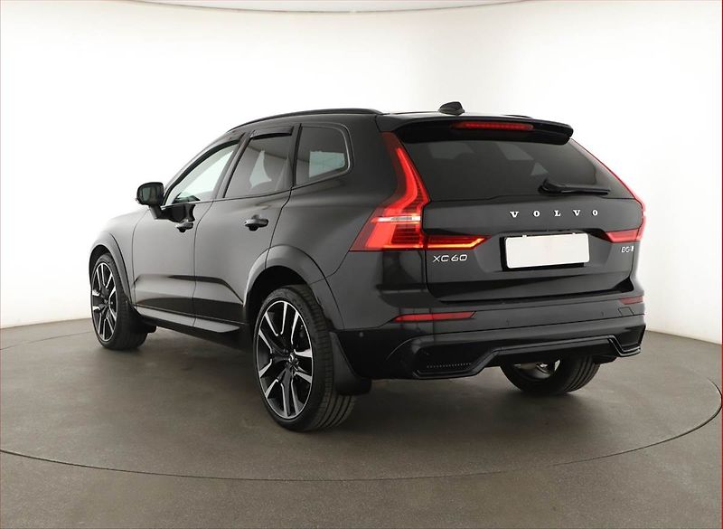 Volvo XC60 (2023) D5 AWD - fotka 4 z 20