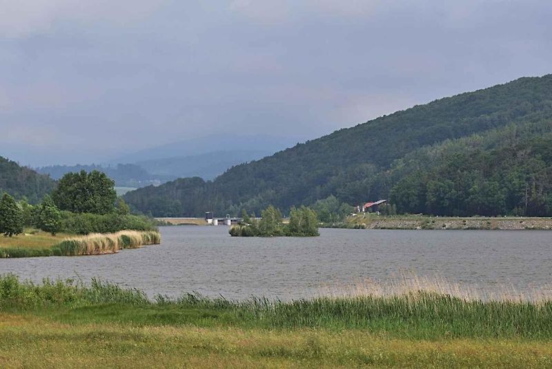 Pro ornitologa ráj, pro běžného turistu zážitek. To je Dračí jezero.
