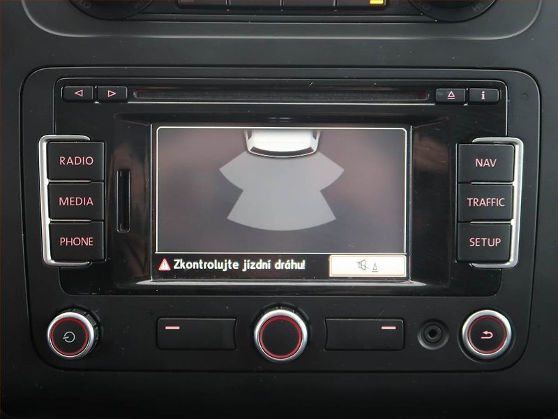 Volkswagen Touran (2011) 2.0 TDI, 7 míst, Navi - fotka 19 z 21