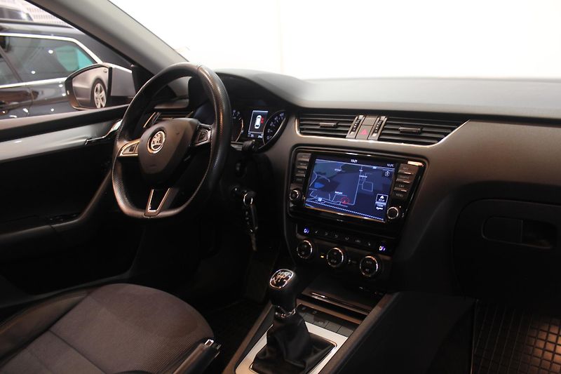 Škoda Octavia (2015) 1.6 TDI Navi Tažné Elegance - fotka 25 z 31