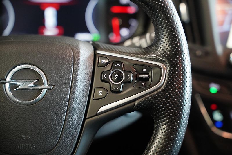 Opel Insignia - fotka 16 z 25