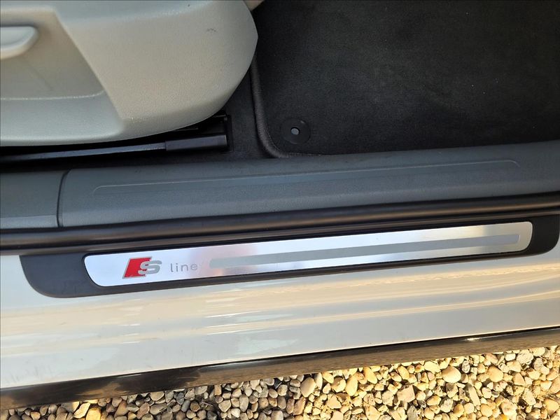 Audi A4 2,0 TDI,S-line,navi,výhřev,xen - fotka 13 z 41