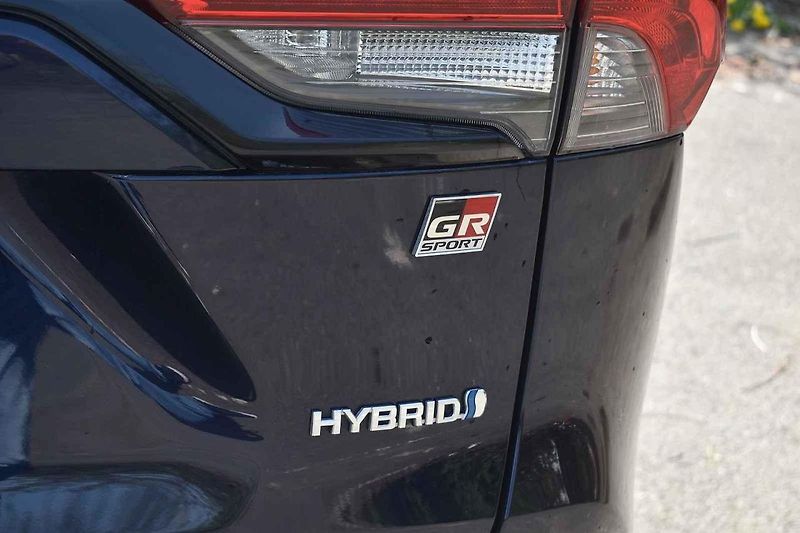 Nádrž na LPG v zavazadelníku Toyoty RAV 4 hybrid