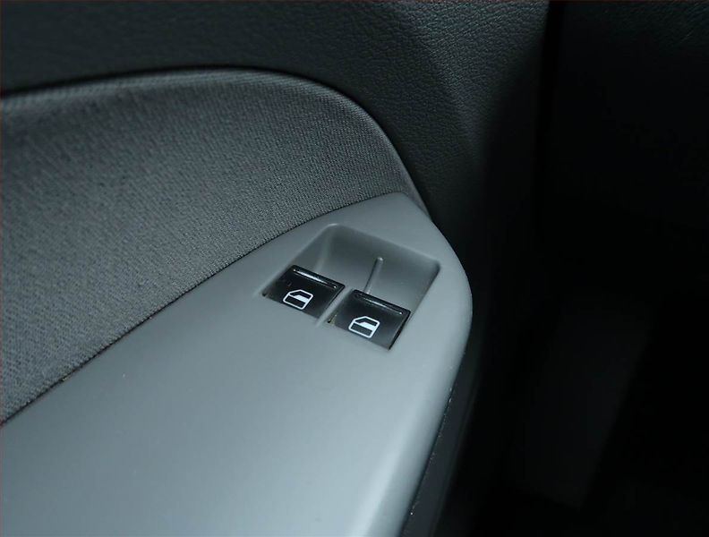 Volkswagen Caddy (2010) 1.9 TDI, 5Míst, 1Maj - fotka 16 z 16