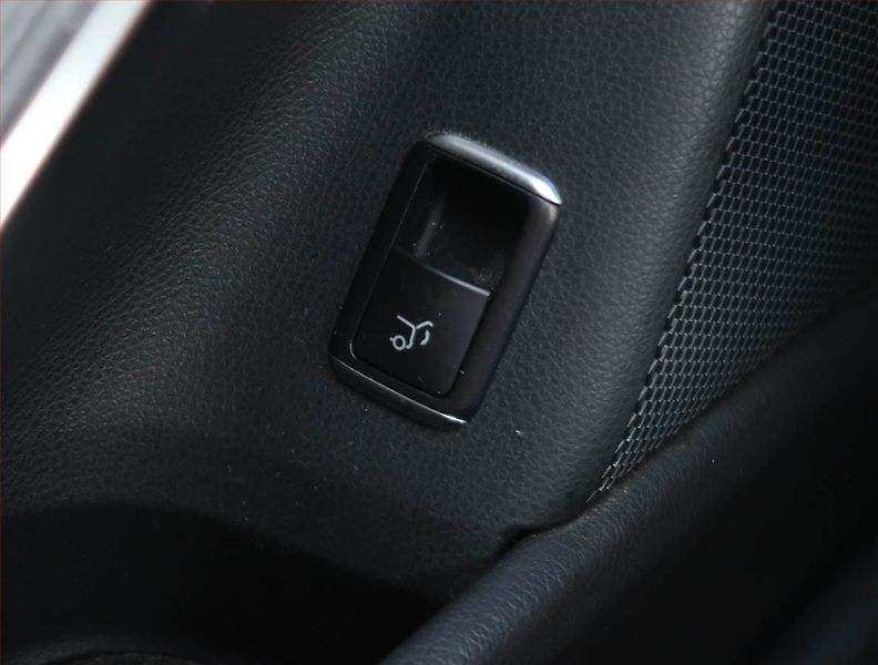 Mercedes-Benz GLA (2017) 220 d 4MATIC, 4X4 - fotka 24 z 25