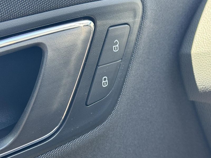 Seat Leon (2018) 1.5TSi MAN FR Virtual PANO RZV - fotka 27 z 52