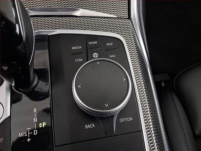 BMW Řada 3 (2021) 320 e xDrive - fotka 20 z 25