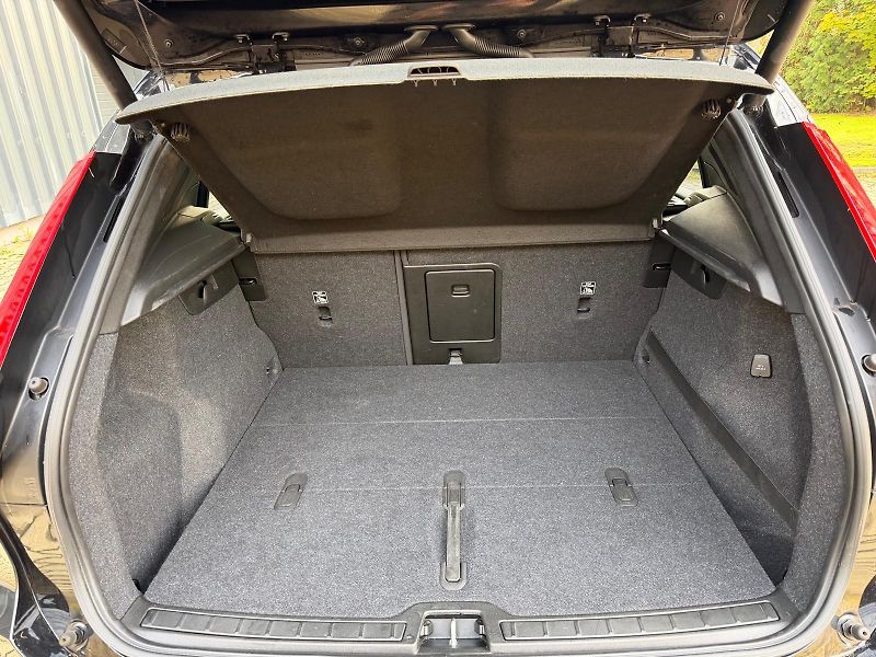 Volvo XC40 2,0 D D4 AWD Momentum - fotka 14 z 33