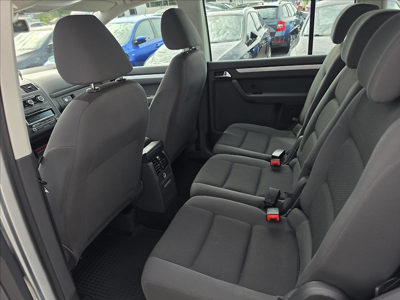 Volkswagen Touran 1,2 TSi 77KW Trend 7 MÍST ALU - fotka 24 z 41