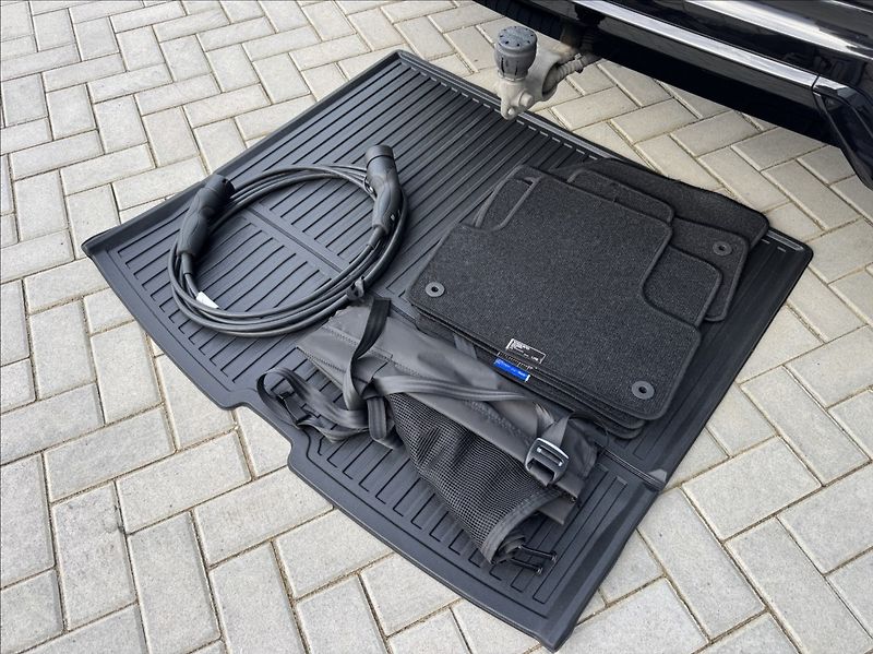 Volvo XC60 2,0 T8 AWD Recharge Plus Dark - fotka 46 z 50