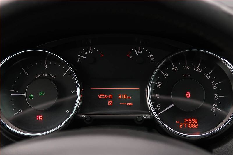 Peugeot 5008 (2012) 2.0 BlueHDi, Tempomat - fotka 11 z 17