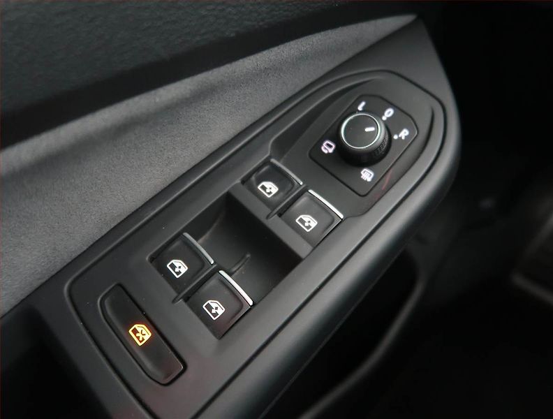Volkswagen Golf (2020) R-Line 1.5 eTSI - fotka 16 z 21